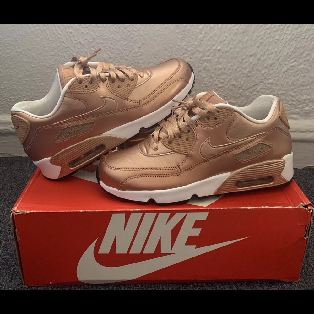 NIKE AIR MAX 90 SE LTR (GS) 7Y/8.5 women’s Rose gold.